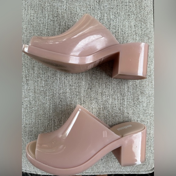 Melissa block heel, open toe, mule sandal! Size 8 (37) and these are adorable! - Picture 9 of 9